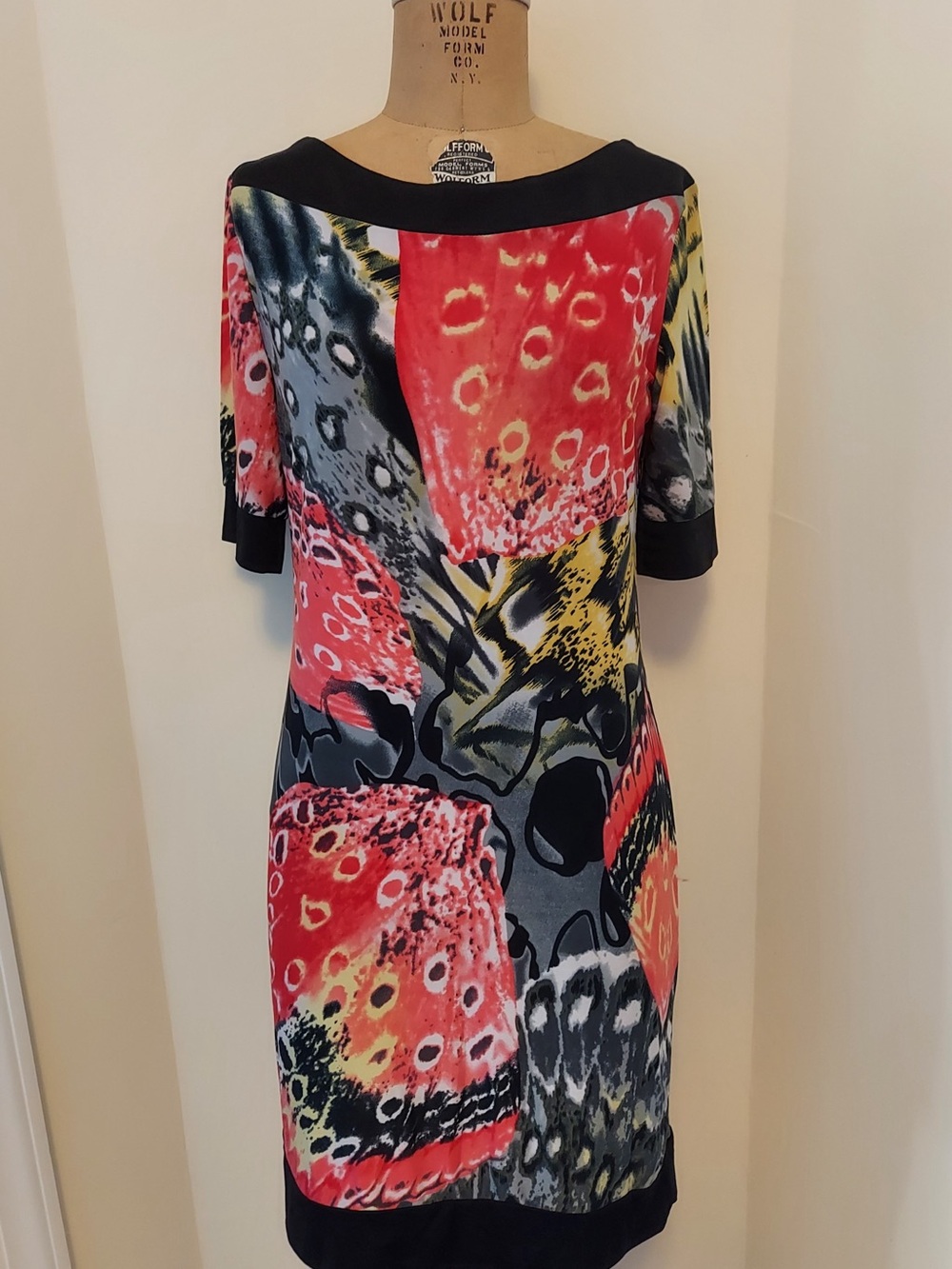 Bacci Bold Abstract Print Midi Dress in Coral and Black